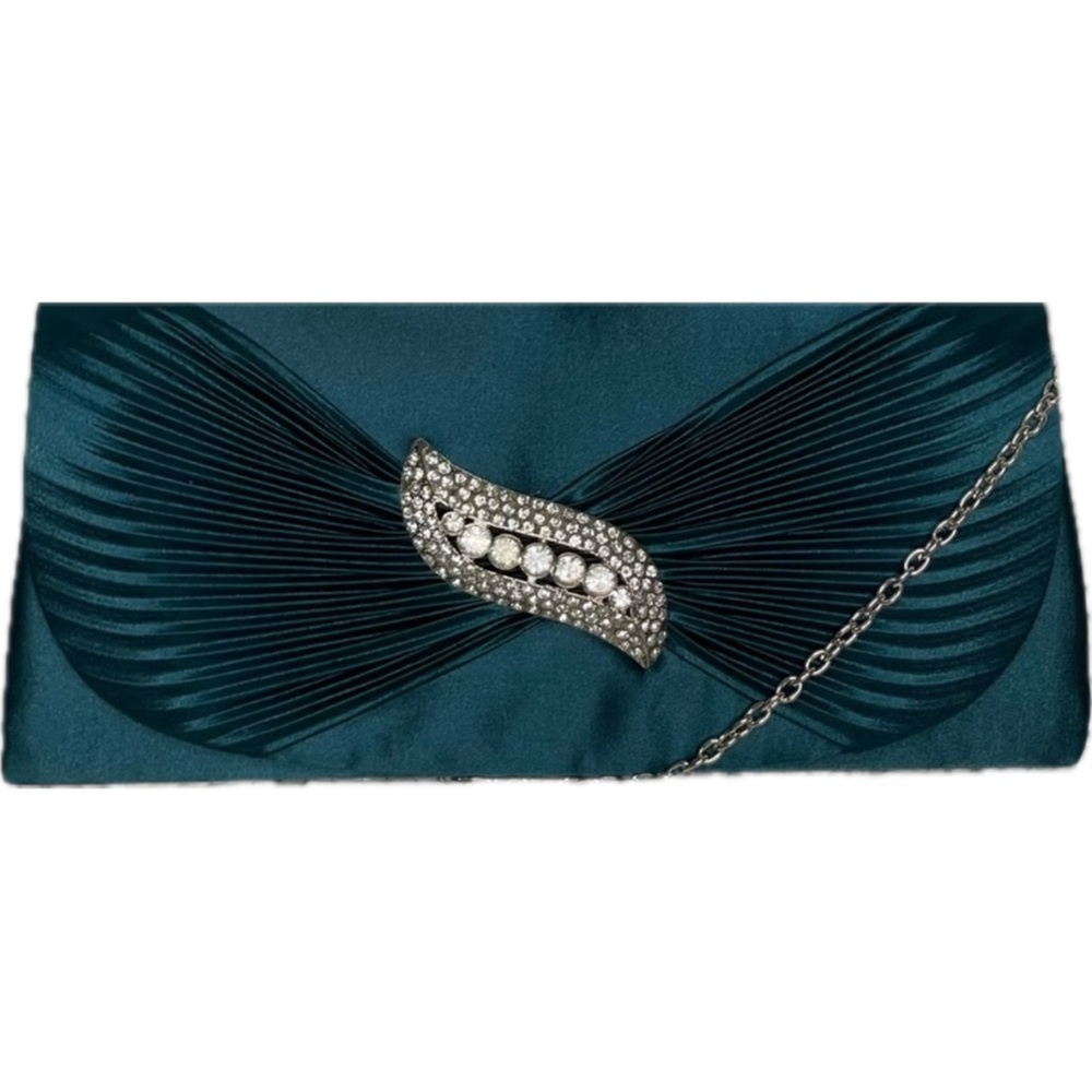 NWT Chain strap purse w/front closure, interior  card pocket and satin fabric.